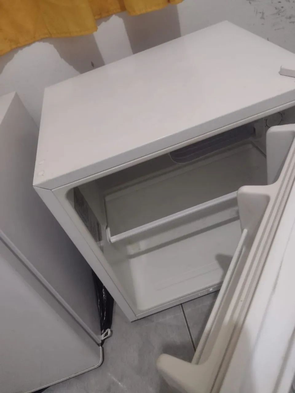 Frigobar e micro-ondas 