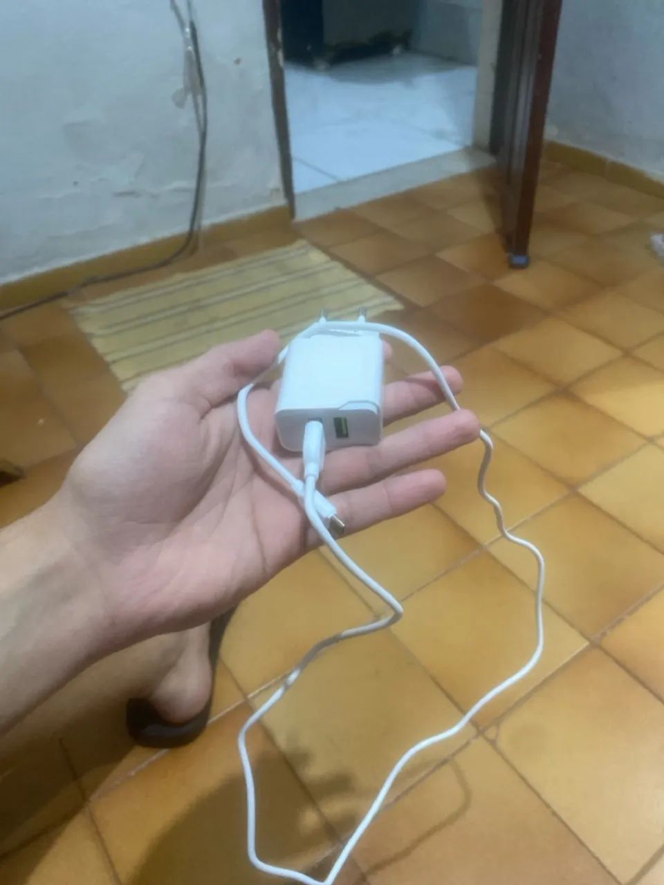  A'Gold CA19, com saídas USB e cabo conectado.