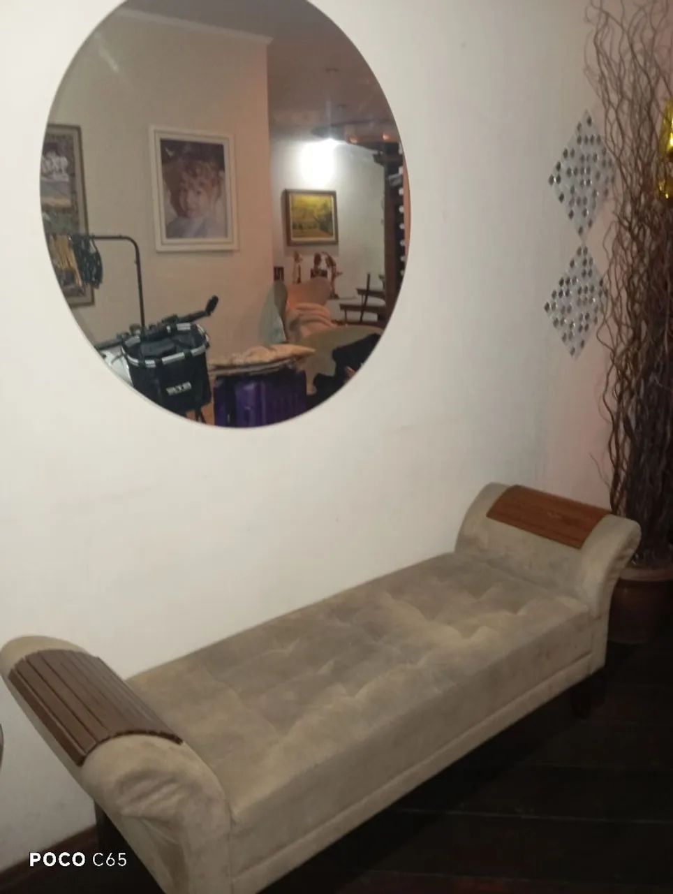 Sofá Recamier / Divã em Suede Bege com Apoio/Esteira de Madeira nos Braços