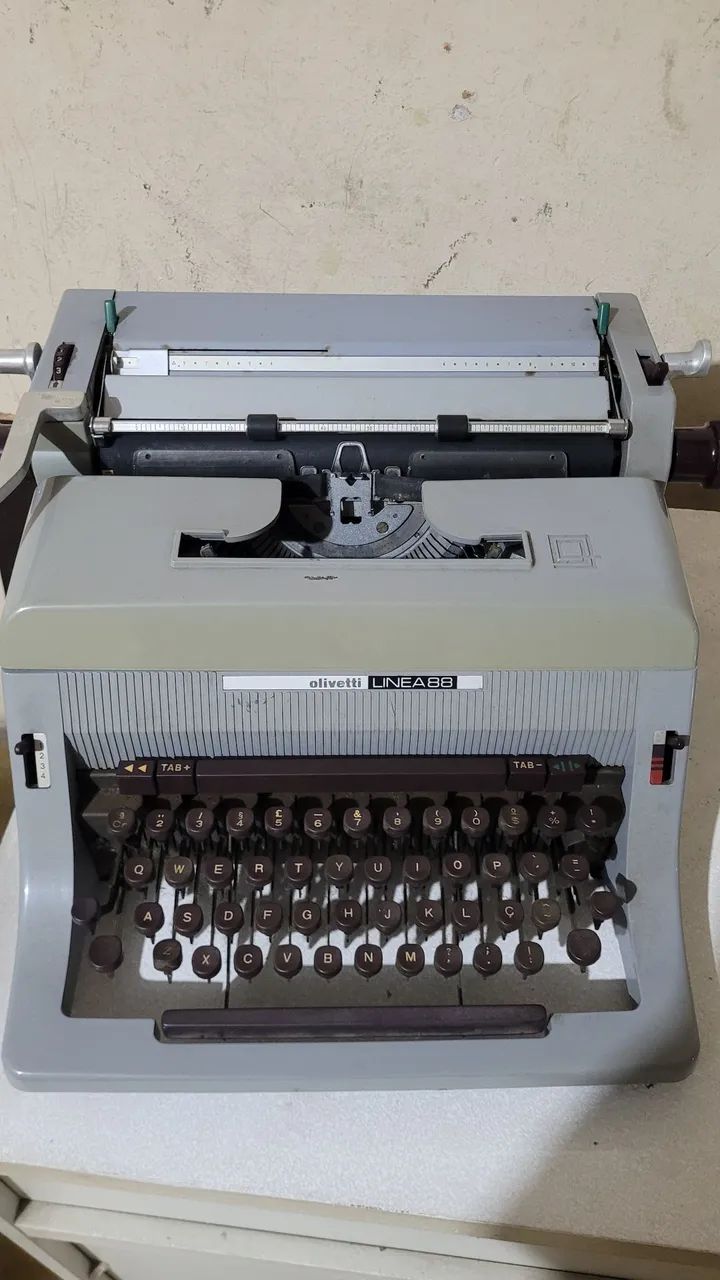OLIVETTI LINEA 88 Typewriter