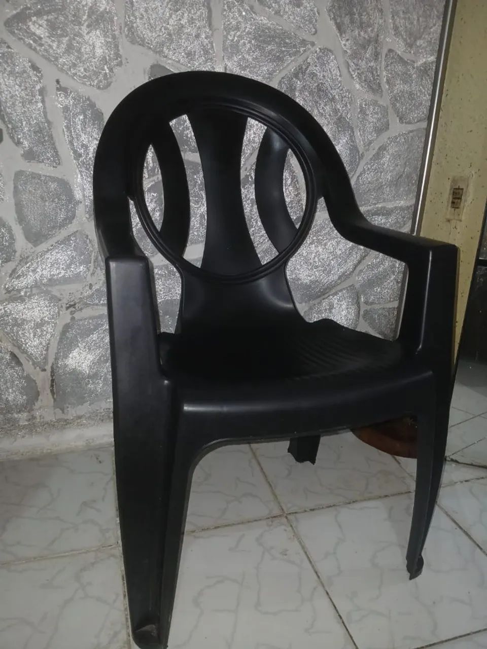 Mesa com duas cadeiras e um sofá. - Foto 5
