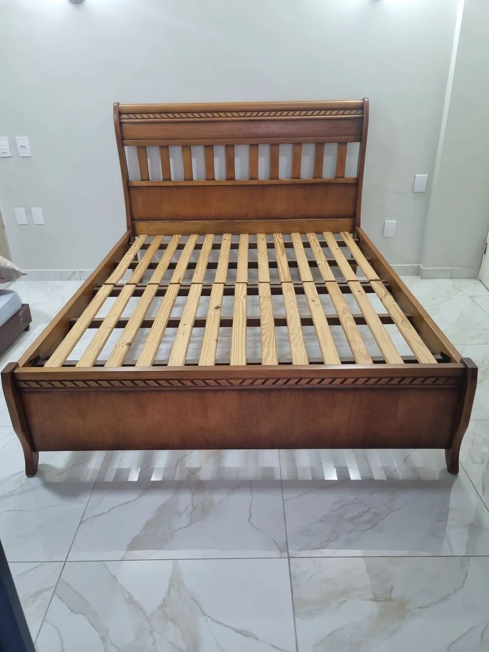 CAMA QUEEN EM MADEIRA MACIÇA SEM COLCHÃO