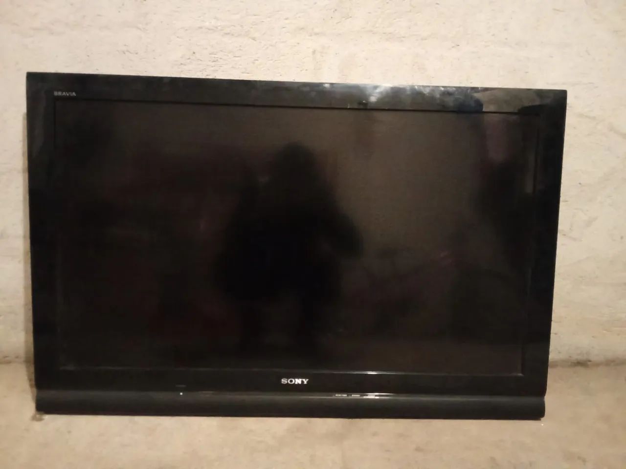 Televisão com defeitos funcionando mais esta escura 