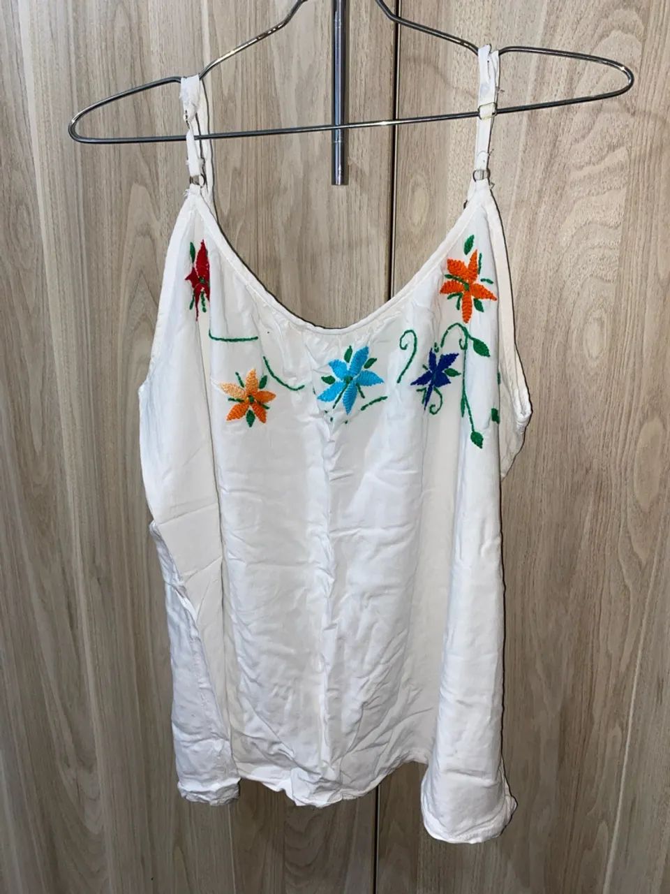 Regata branca de alcinha 
