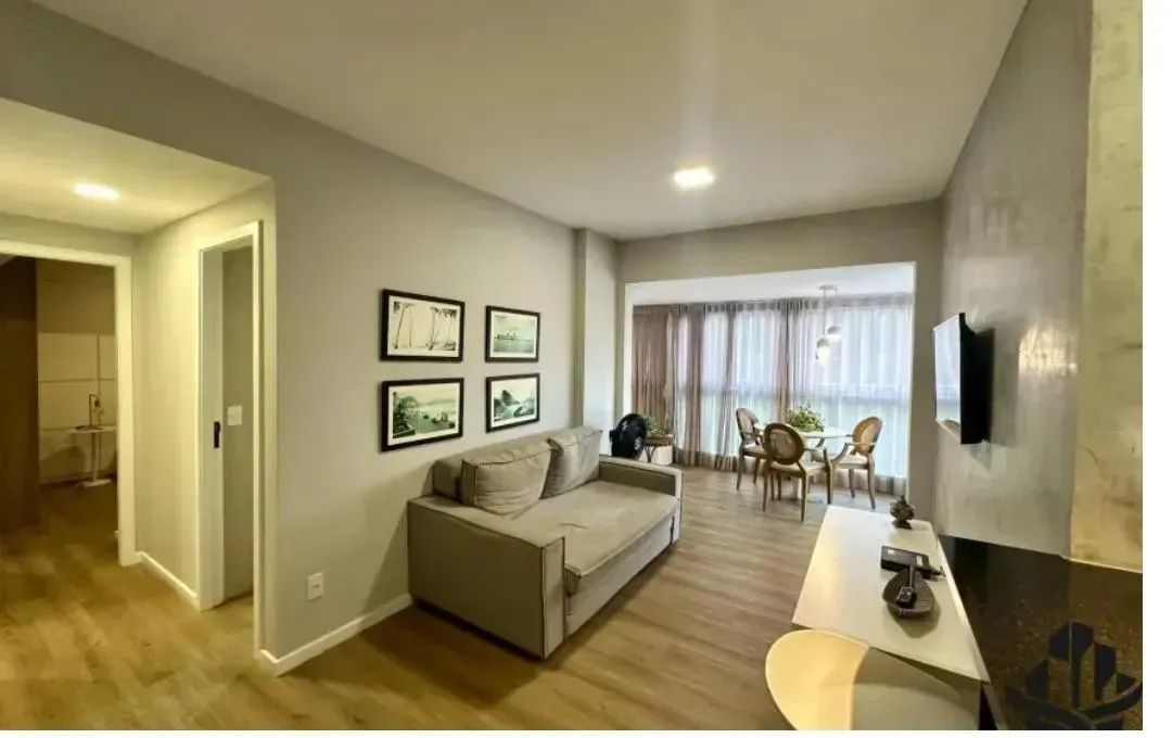 Excelente apartamento com 2/4, sendo uma suíte, nascente, varanda ampla e com fechamento e