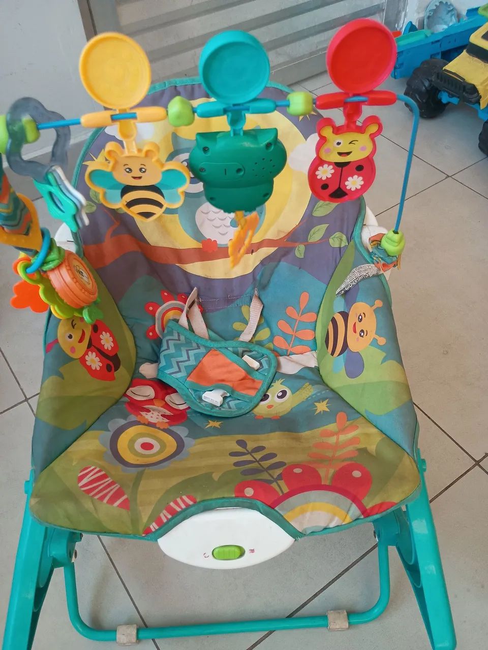 Cadeirinha de balanço vibra e toca - Foto 2