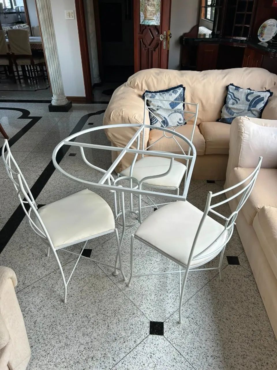 VENDO PE DE MESA EM FERRO COM QUATRO CADEIRAS - Foto 2