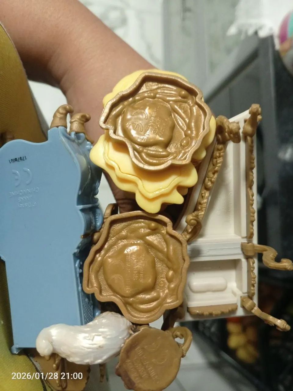 Kit a miniatura  bela e a fera horiginal Disney com marcação a bela e a fera tem 9 e 10 cm - Foto 4