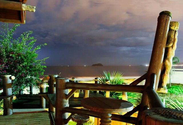 Casa na praia de piçarras com piscina,sinuca, karaokê, wi-fi e vista para o mar