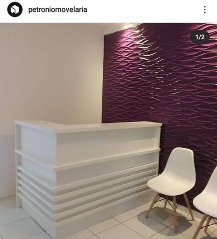 Balcão de recepção branco em L ripado 