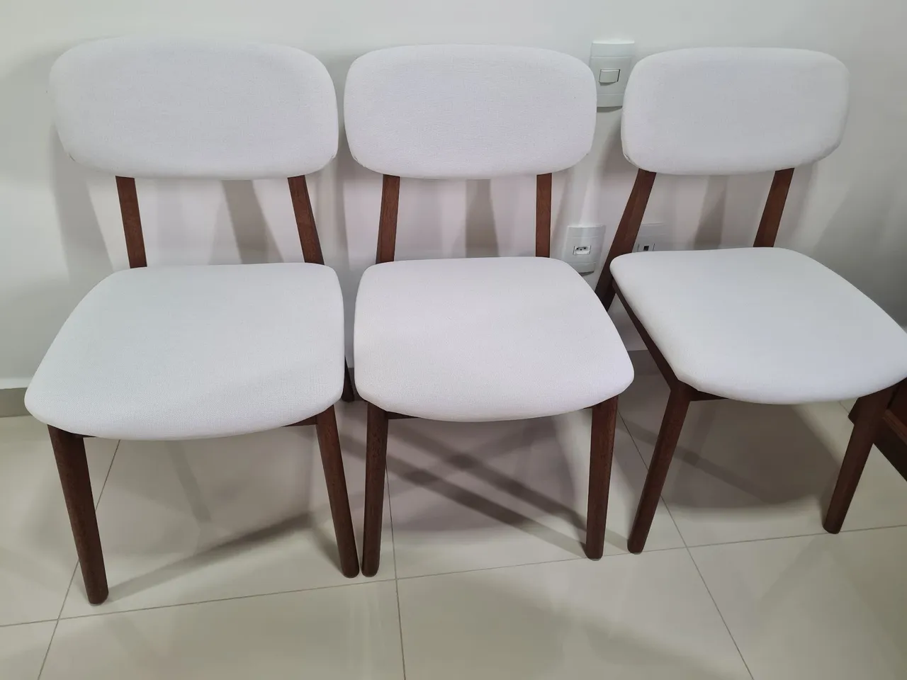 Cadeira Millenium madeira castanho. Total de 4 cadeiras. Valor Unitário.