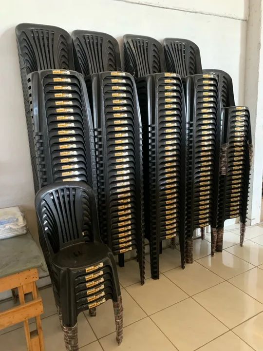 Cadeiras plásticas sem braço PRETA E BRANCA Novas - Foto 2