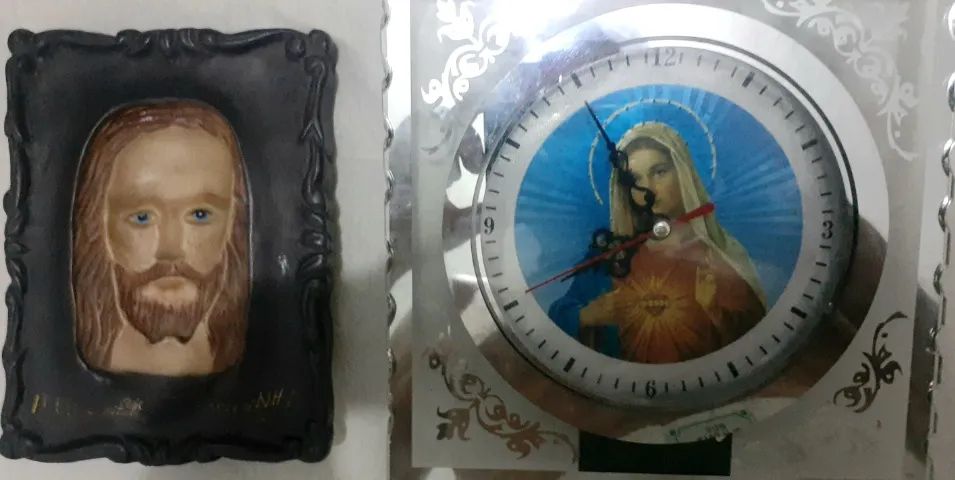 3 Itens: Relógio de mesa à pilha, Quadro da Santa Ceia e Escultura em resina.