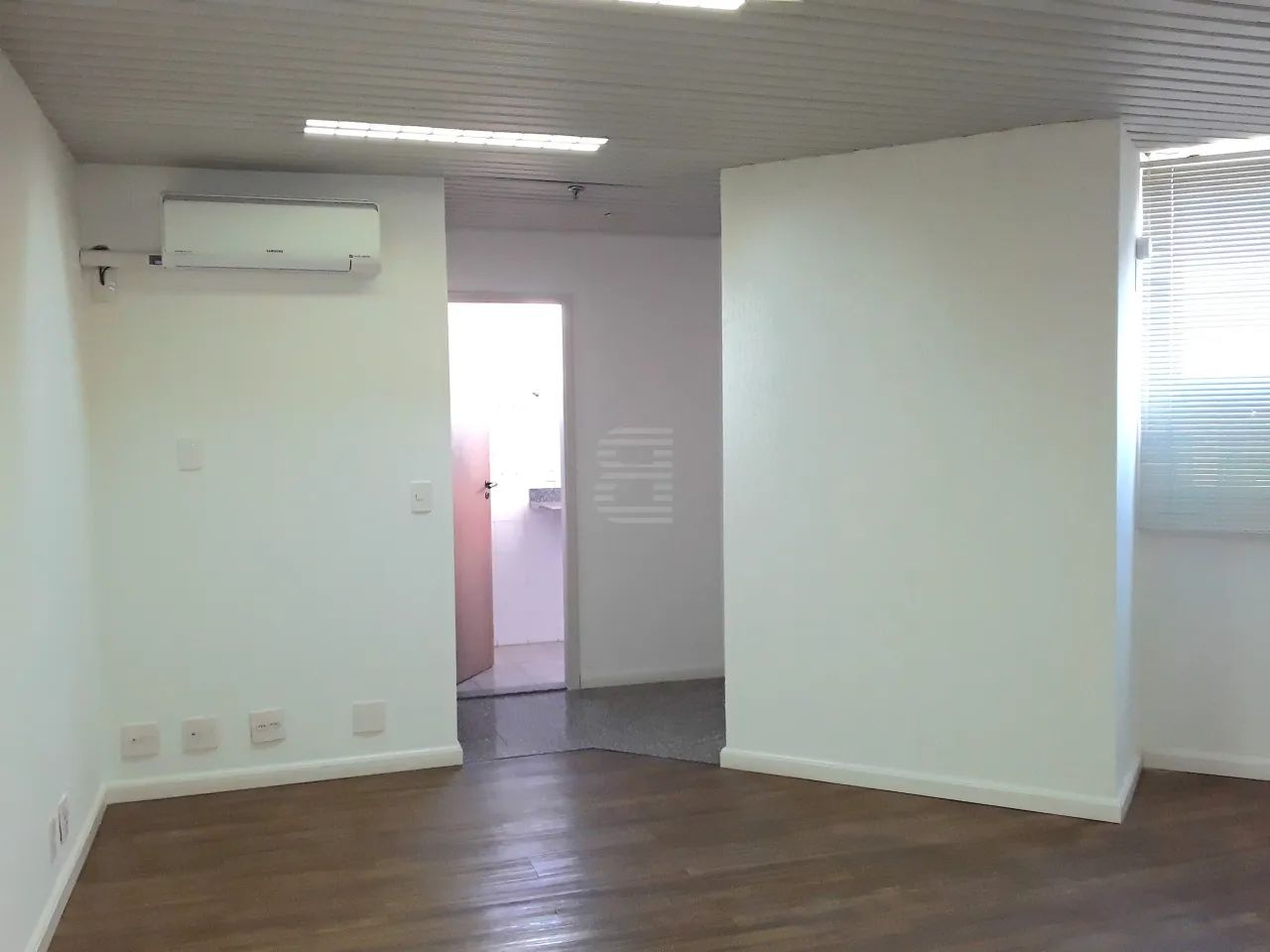 Conjunto salas Comerciais no Jaguara Mall para alugar com 04 salas e 04 vagas - Foto 4