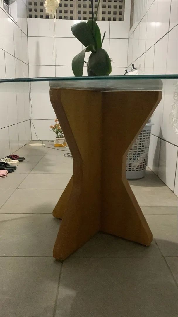 Mesa de vidro com base em madeira64985889729026121