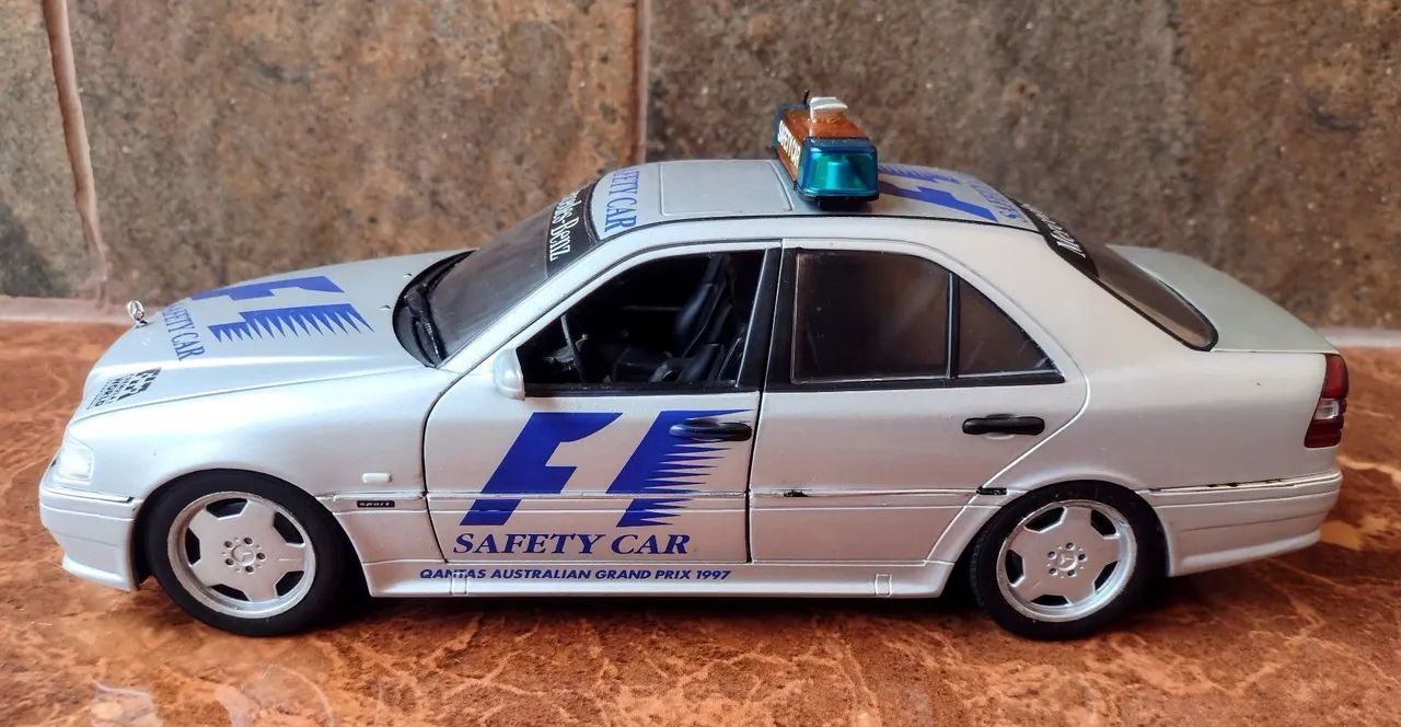 Miniatura Safety Car F1 Mercedes-Benz C-Class Australia GP 1997 UT Models 1/18 - Foto 3