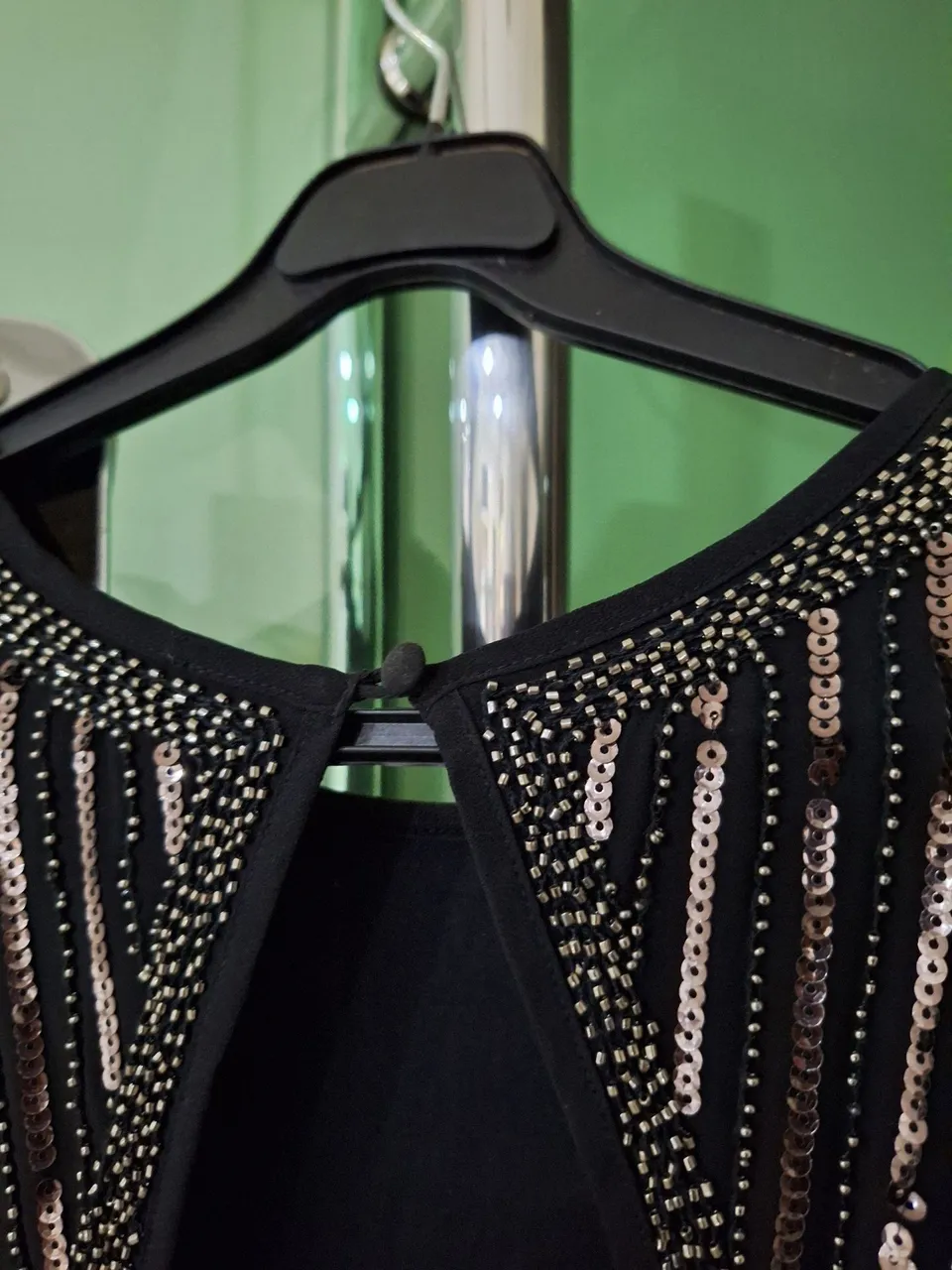 Vestido Preto com Detalhes Dourados