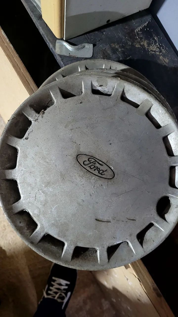 Jogo de calotas originais Ford Escort Guia 1984/86.