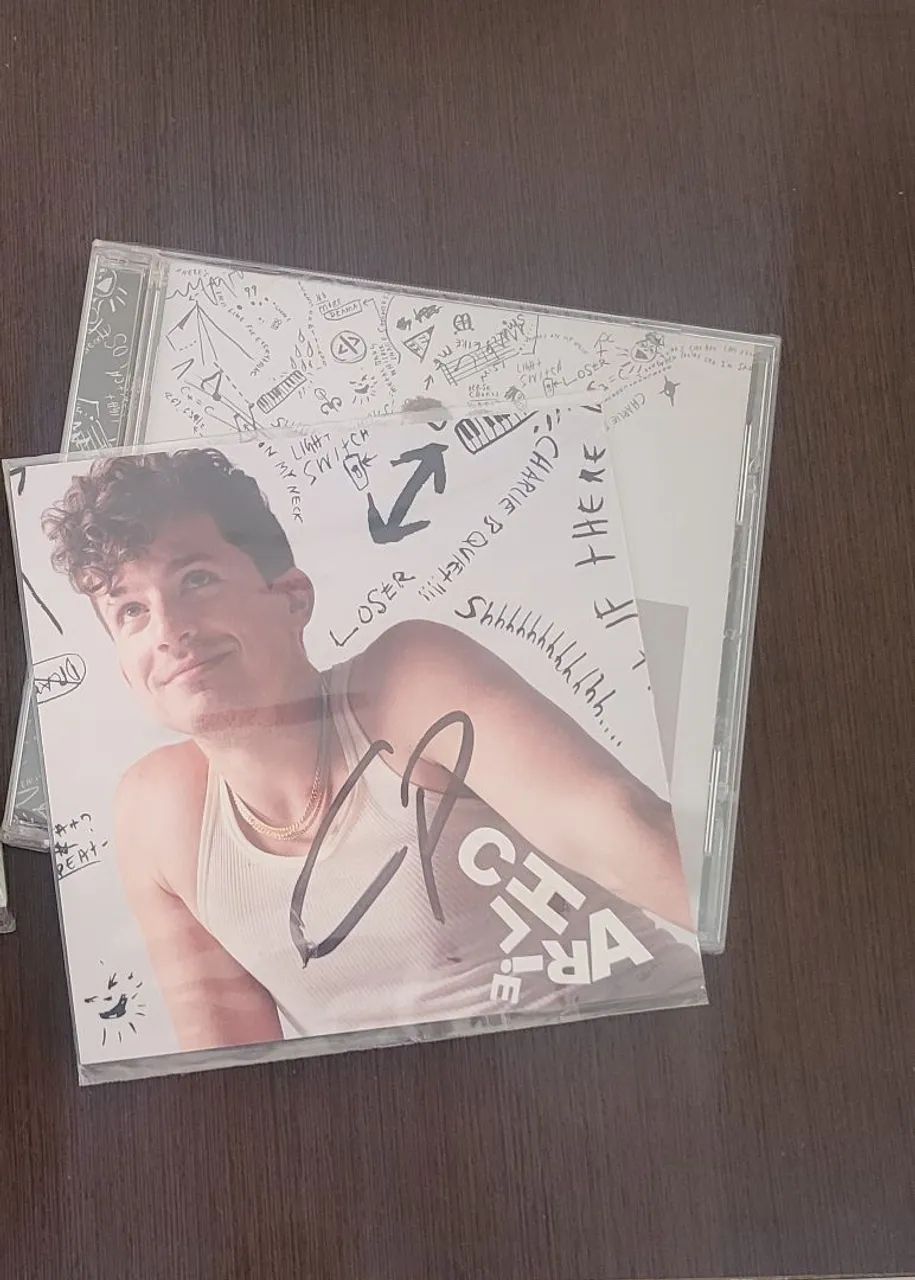 CD Charlie Puth autografado