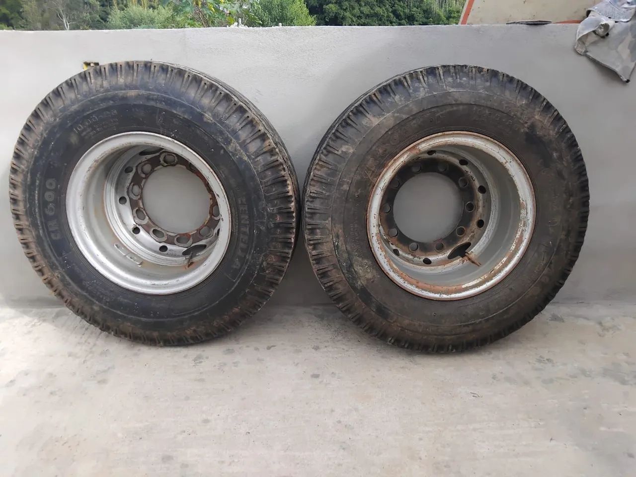  2 Pneu 1000/20 com roda