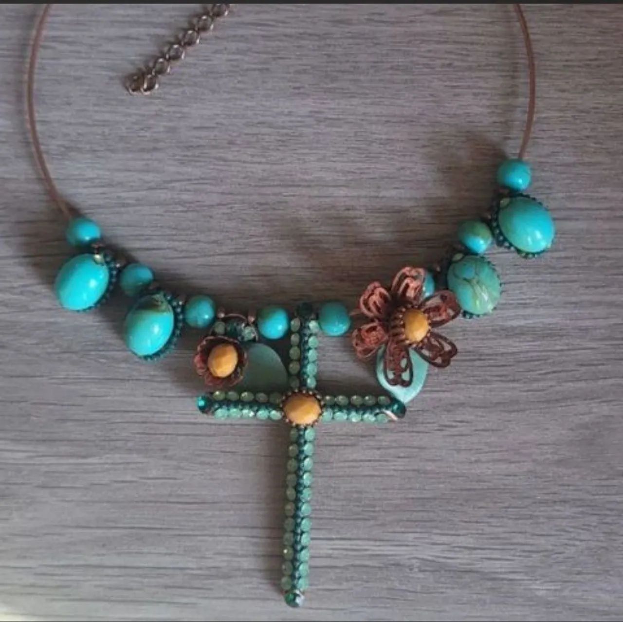 Colar turquesa pedraria crucifixo e flor - Foto 2