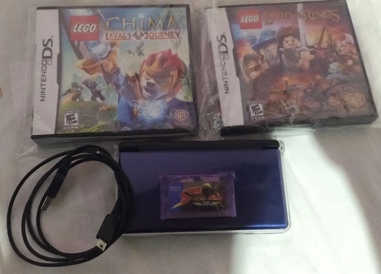 Nintendo DS com dois jogos originais, um flashcard de GBA e cabo USB para carregar. - Foto 2