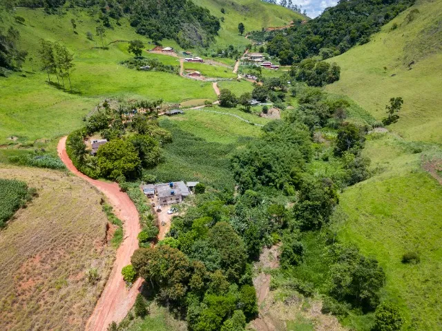 Tranquilidade e Conforto no Córrego Mato Dentro - Sítio Completo com Pomar e Casa de 180 m
