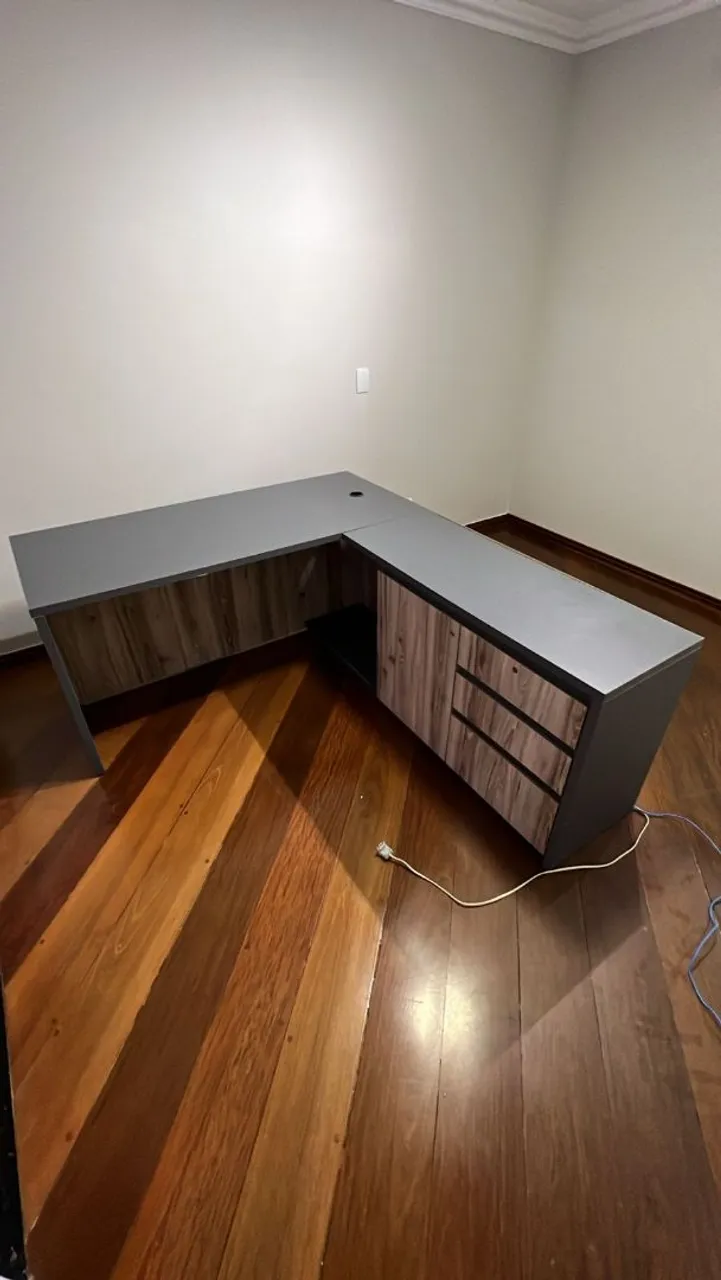 Mesa de escritório em L com gaveteiro