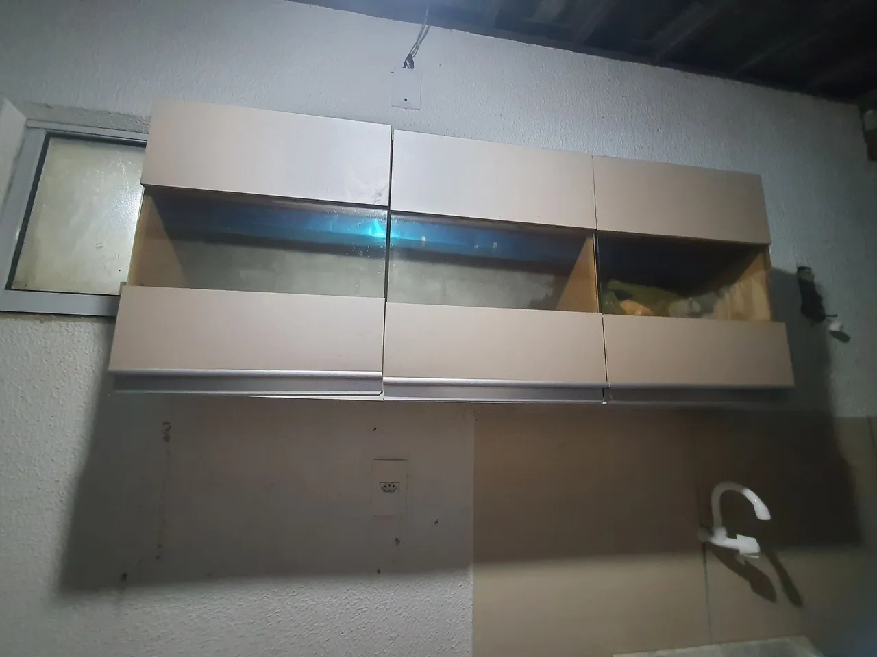 Armário de cozinha aéreo com vidro
