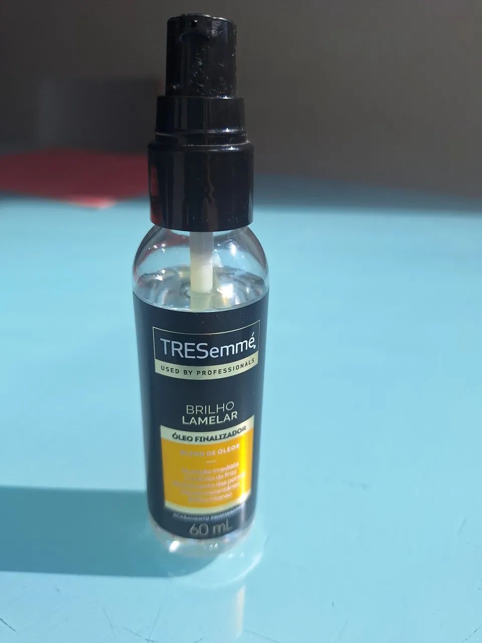 Óleo finalizado de cabelo Tresemmé Brilho Lamelar com óleo dr macadamia e coco