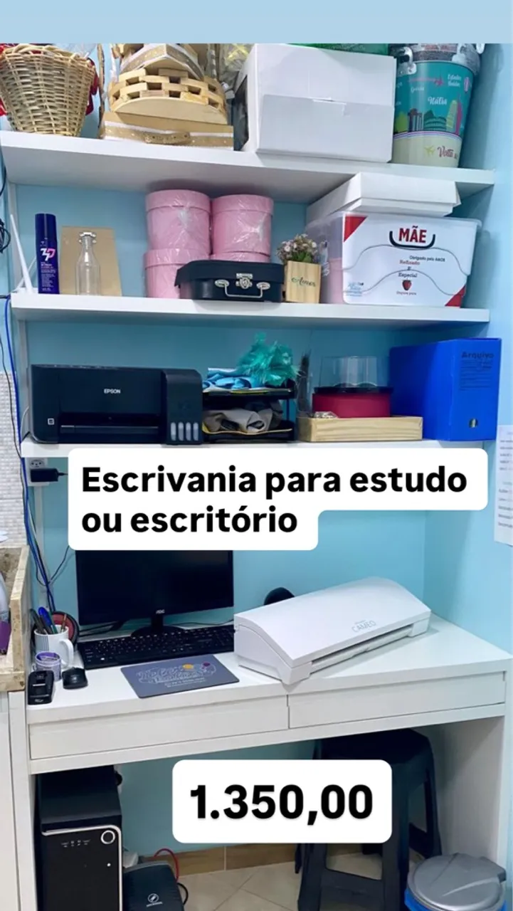 Escrivania ou penteadeira e prateleiras 