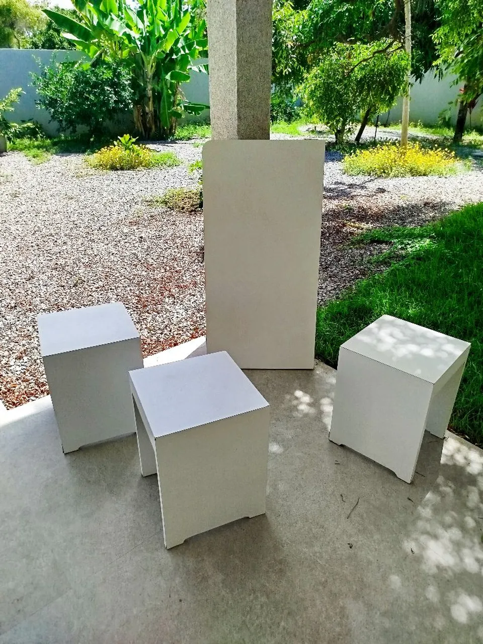 Conjunto de mesas e bancos brancos