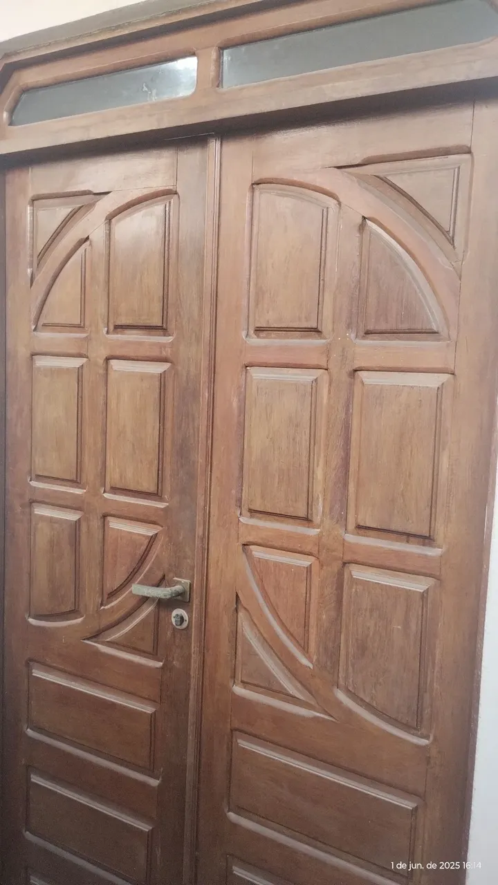 Porta de Madeira Dupla com Design Clássico