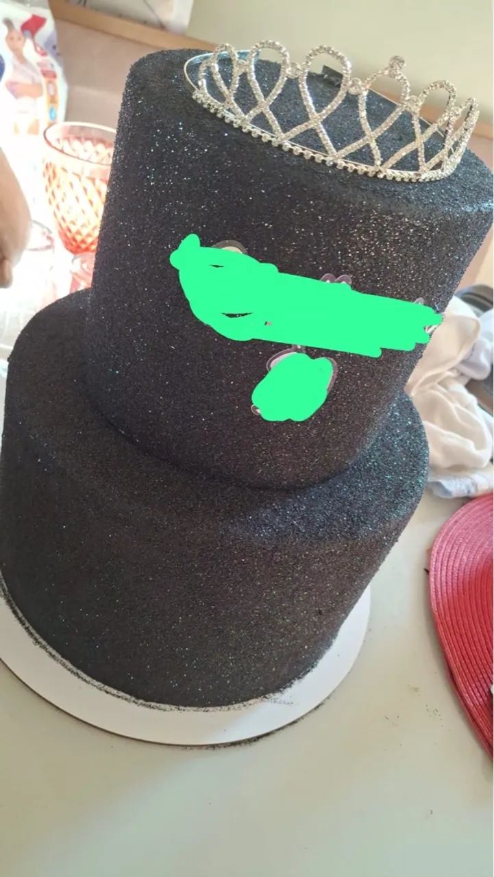 Bolo Fake Decorado com Glitter Preto e Coroa