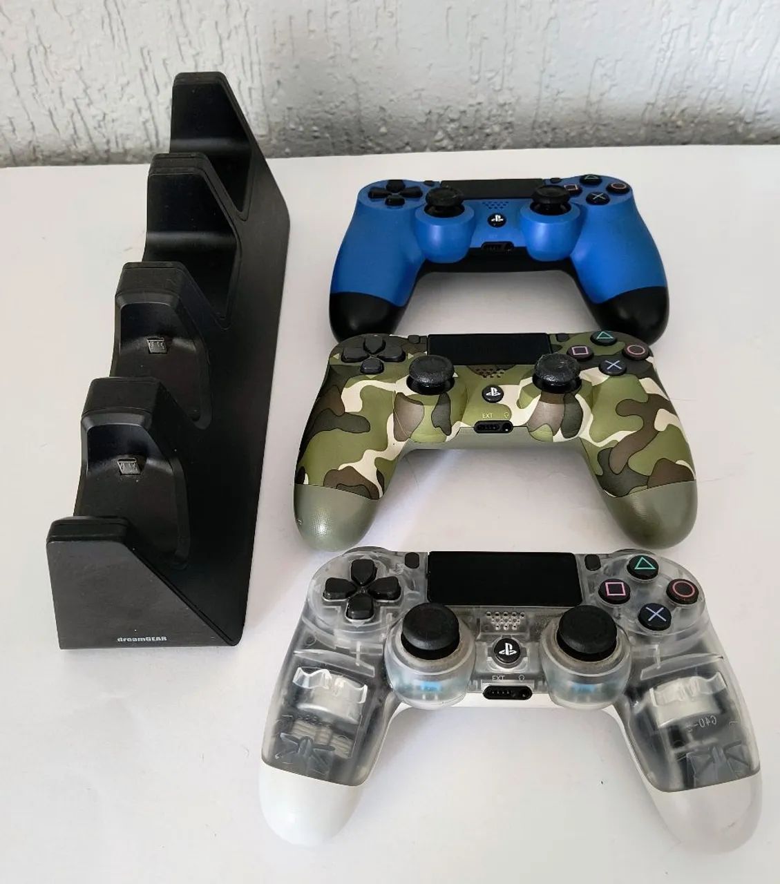 PLAYSTATION 4 + 3 CONTROLLERS + CHARGING STATION64717108101891122
