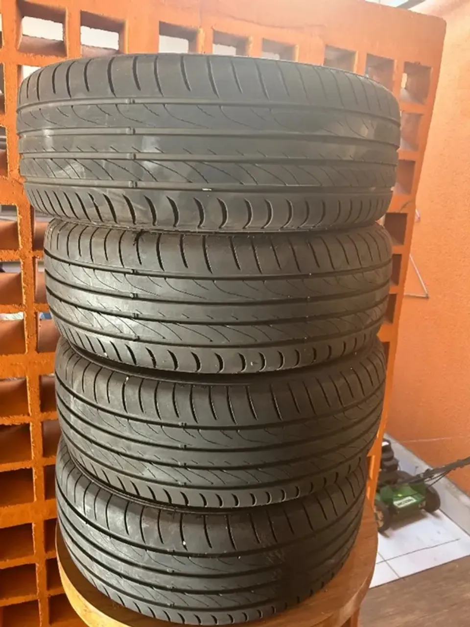 04 pneu 215 45 18 rodou 2 mil kms somente otimo estado
