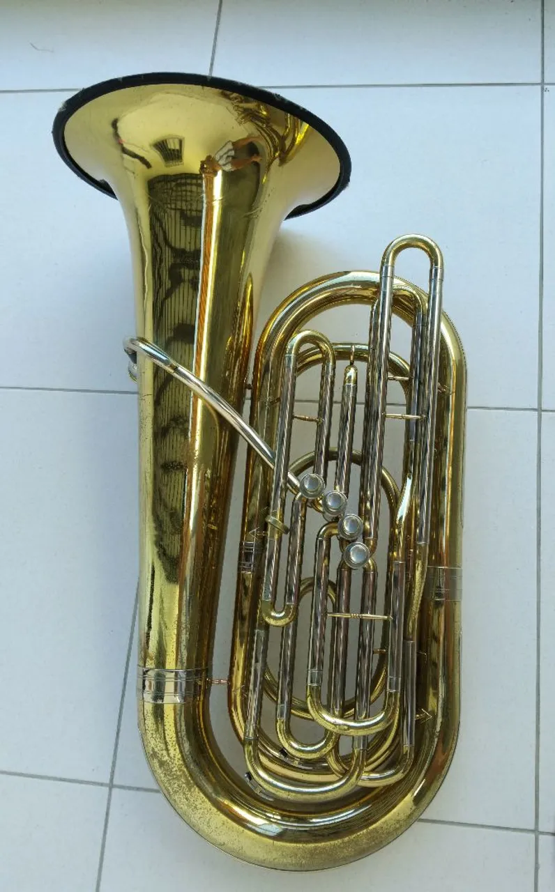 Tuba em excelente estado