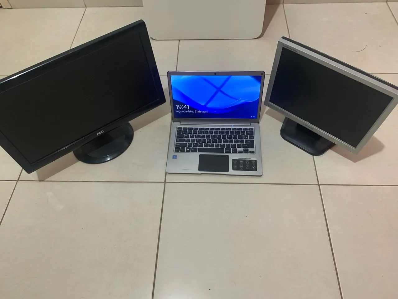 Monitor e Notebook (2 monitores e 1 notebook)
