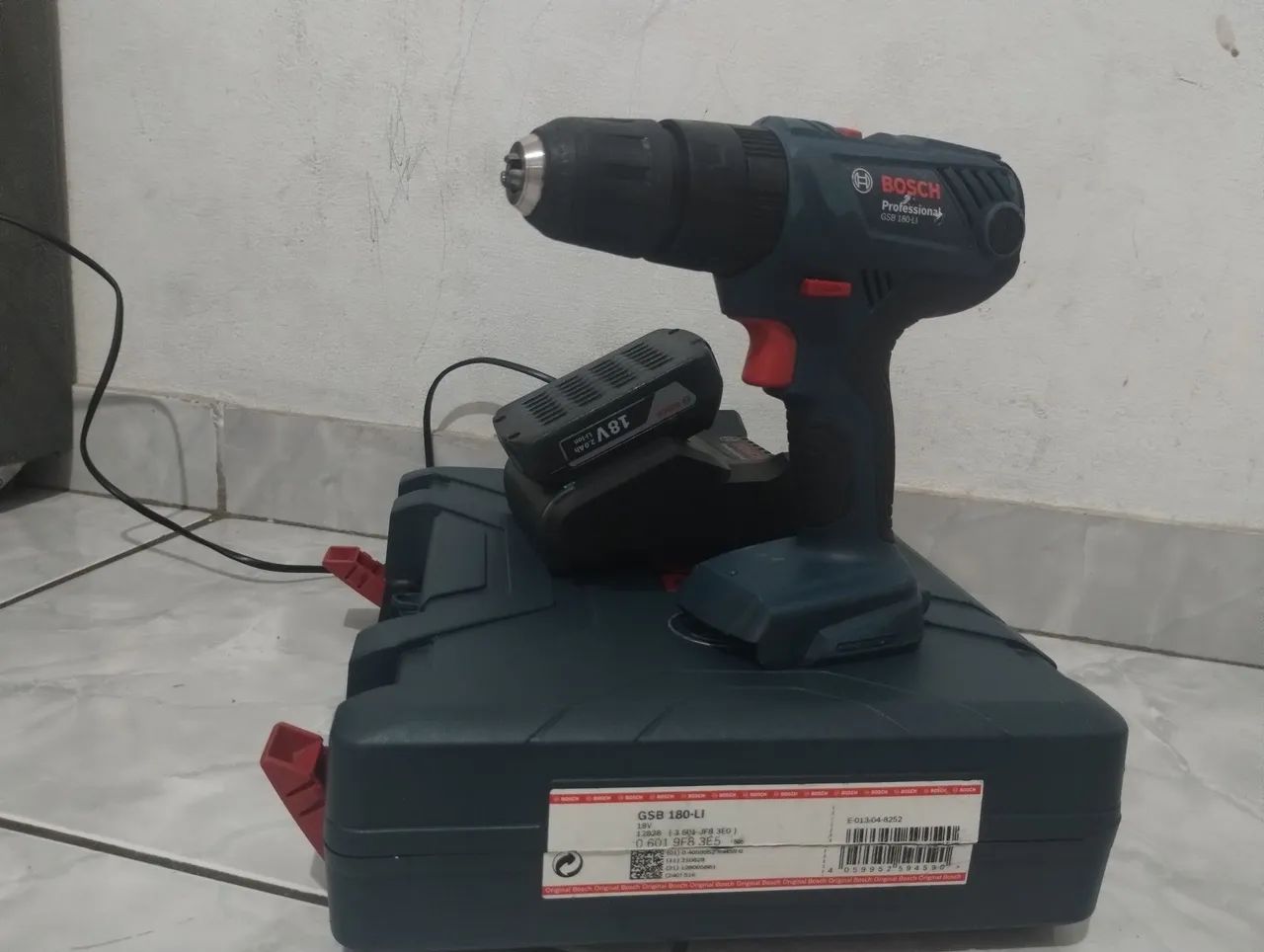 Furadeira e Parafusadeira Bosch GSB 18V-180li - Foto 4