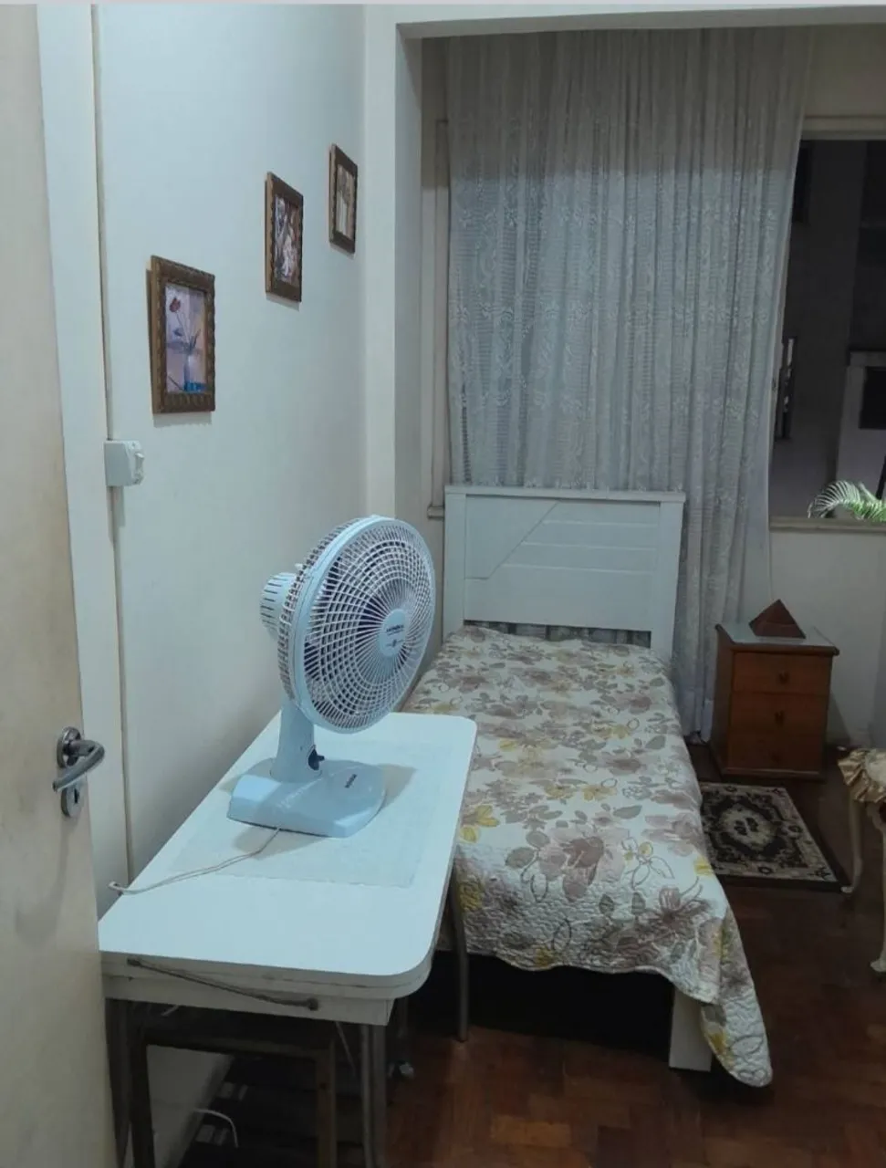 Quarto individual mobiliado com armário.