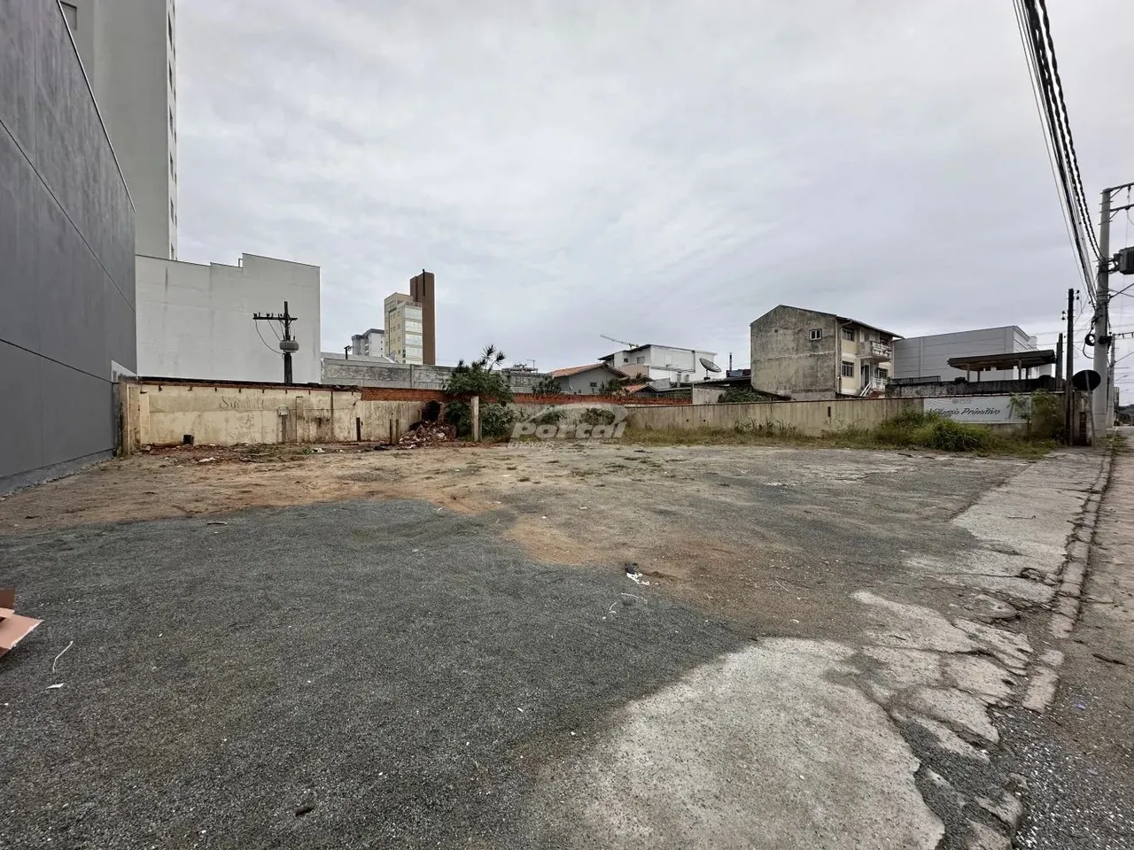 Terreno para fins comerciais com 504m² no centro de Balneário Piçarras/SC (Cód. 19377)