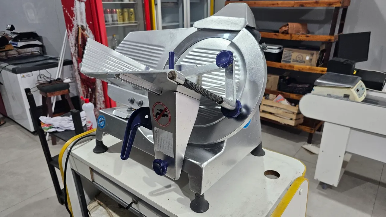 Fatiadora Gural GLP 330 - Semiautomática - Pouco uso.