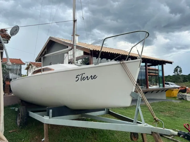 Veleiro Microtonner 19 pés, com motor, estável fácil de velejar e com dormitório