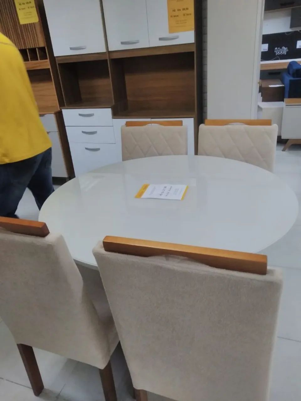VENDE-SE MESA COM 4 CADEIRAS