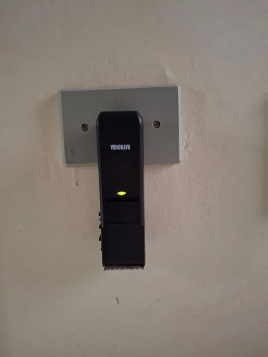 Máquina de Cortar Cabelo. RAYMONDA. PERFEITO ESTADO. PORTÁTIL. RECARREGÁVEL. ORIGINAL. - Foto 4