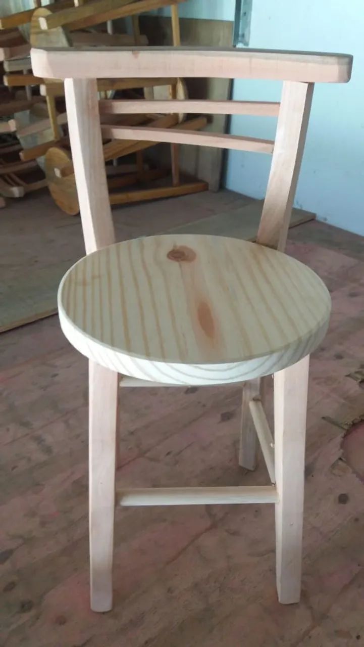 Banquetas redondas decorativas com encosto, novas. Tem 50cm de altura, madeira eucalipto. - Foto 2