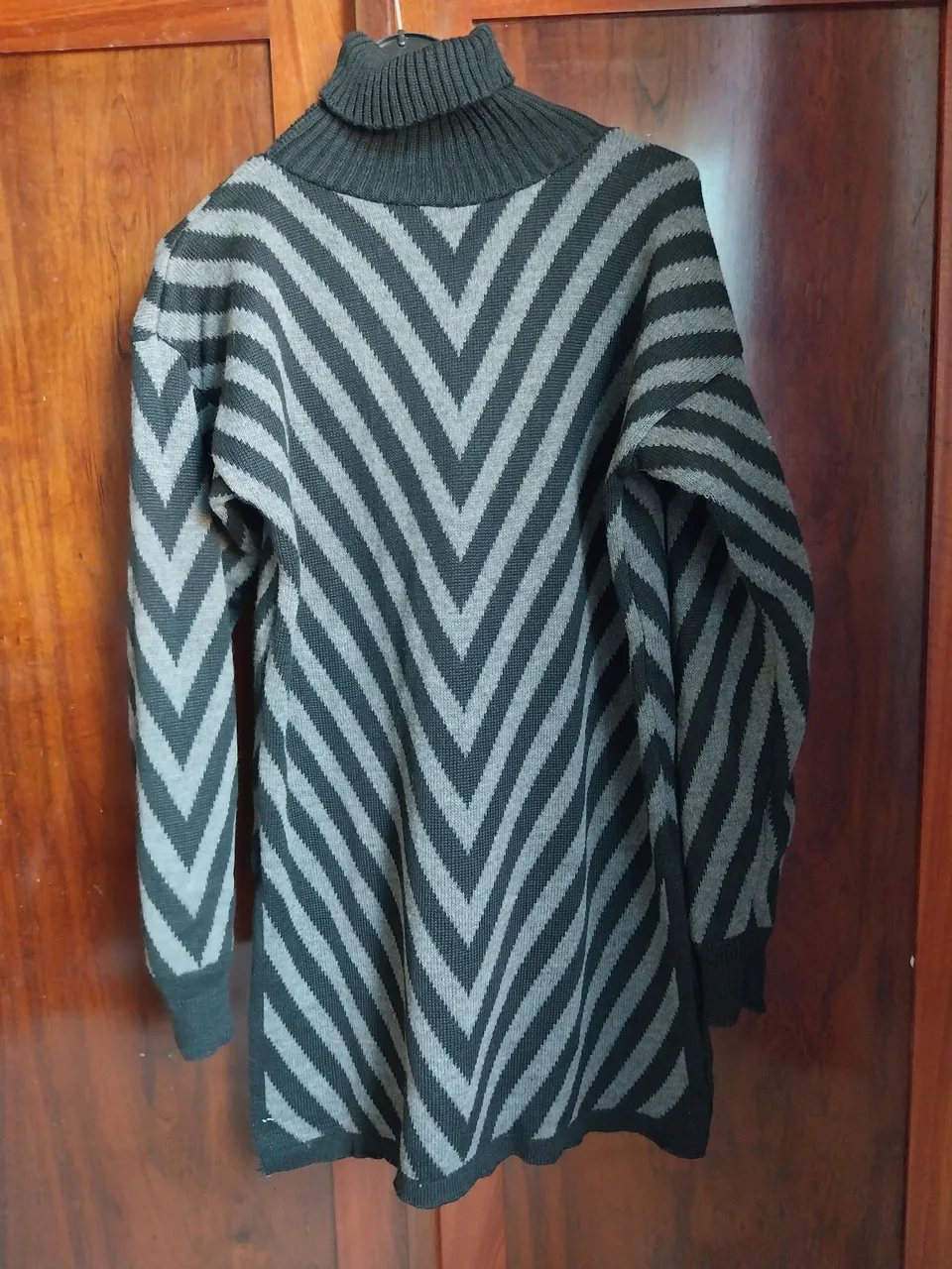 Vestido Tricot com Gola Alta e Design Chevron