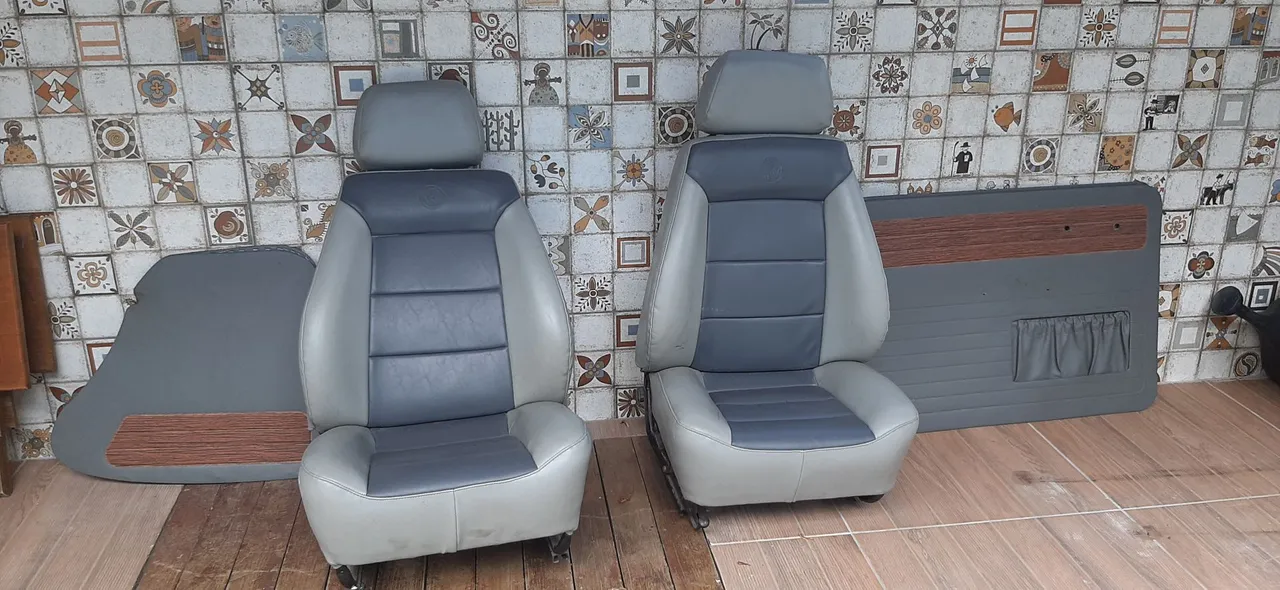 Par de bancos dianteiros para carro com forros de portas e forro traseiro