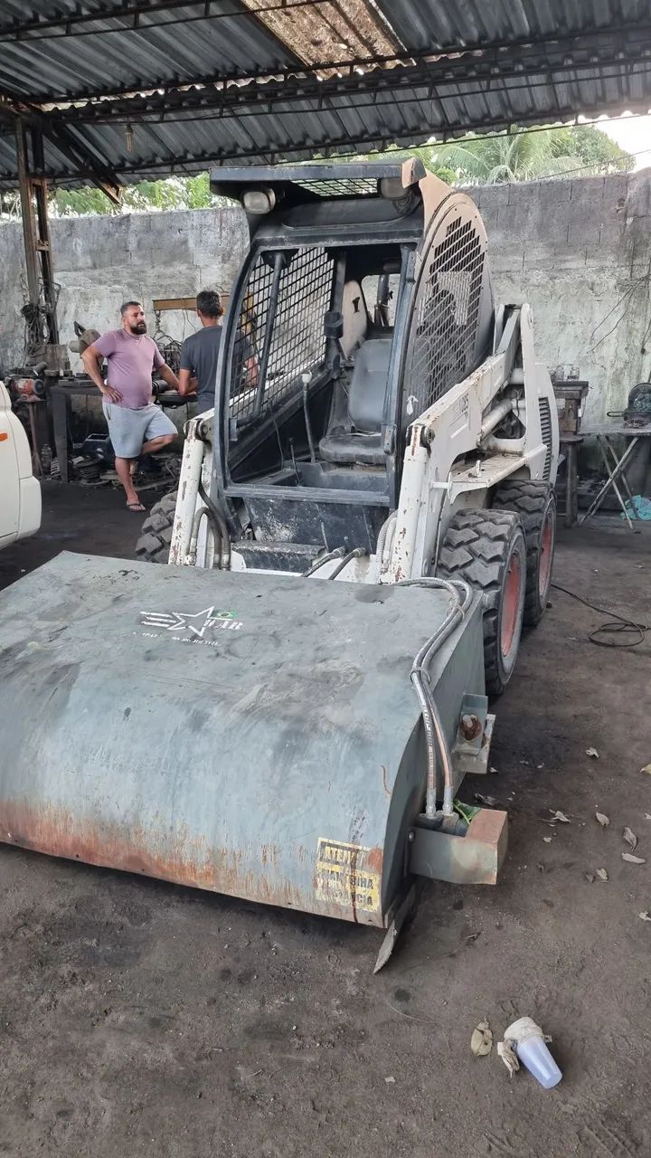 Mini carregadeira Bobcat 1085 - mais vassoura recolhedora  - Foto 2