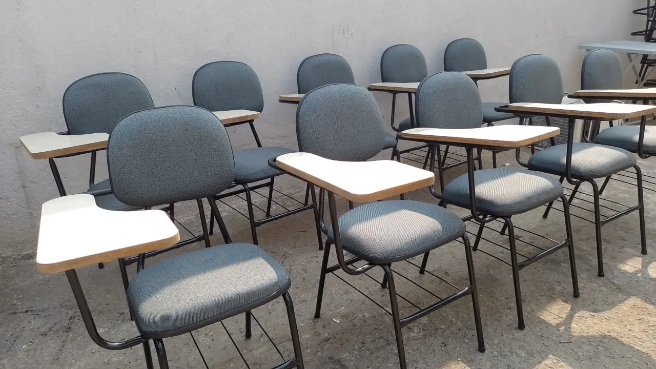 Cadeiras de universitárias